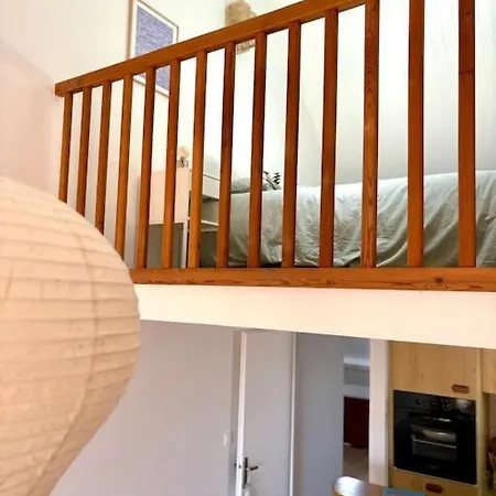 L'ecume Avec Balcon Proche Remblai *